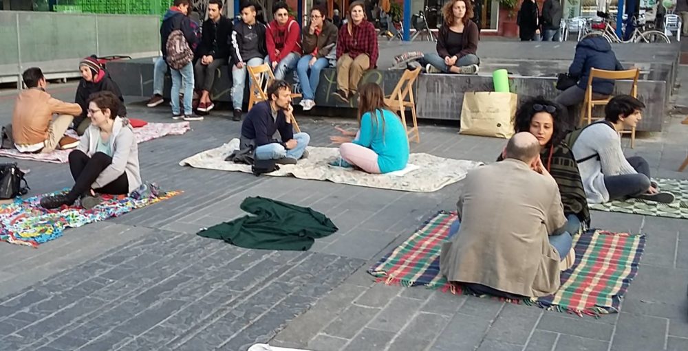 Flash mob in tutto il mondo, anche a Pescara in piazza per guardarsi negli occhi /FOTOGALLERY