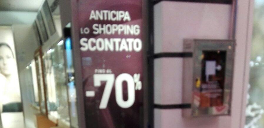 Confcommercio denuncia saldi anticipati nei negozi: “Ecco le immagini, adesso le multe” /FOTO