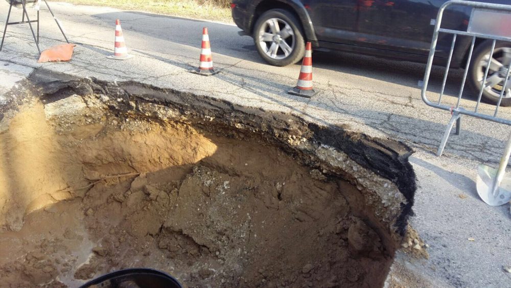 Voragine in via Antonelli a Pescara, strada chiusa e traffico in tilt