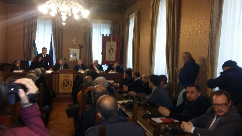 Sisma, Gentiloni a Teramo: “Fare in fretta”. Protestano comuni fuori cratere colpiti da maltempo