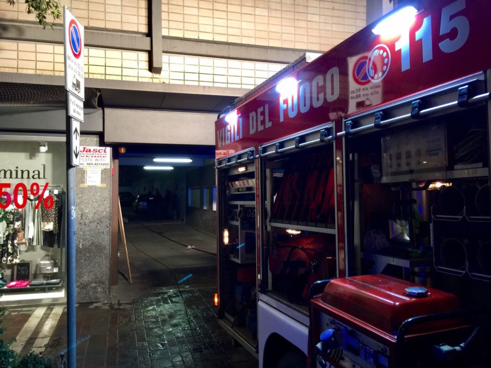 Auto in fiamme in un garage di via Fabrizi a Pescara / FOTO