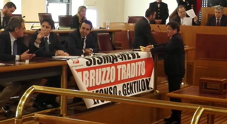 Sisma e neve, il centrodestra protesta in Consiglio: “Abruzzo tradito da D’Alfonso e Gentiloni”