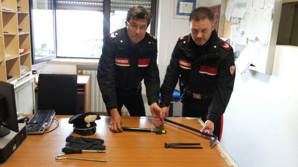 Minacciano un anziano con l’ascia, due arresti per tentata rapina a Montesilvano