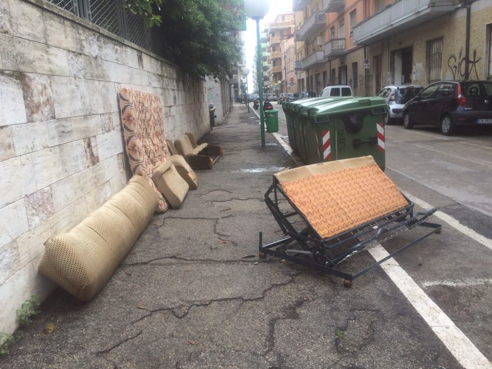 Discarica abusiva in pieno centro a Pescara