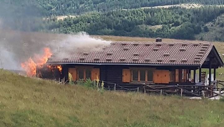 In fiamme il rifugio San Francesco a Campo Imperatore, la struttura non esiste più /VIDEO