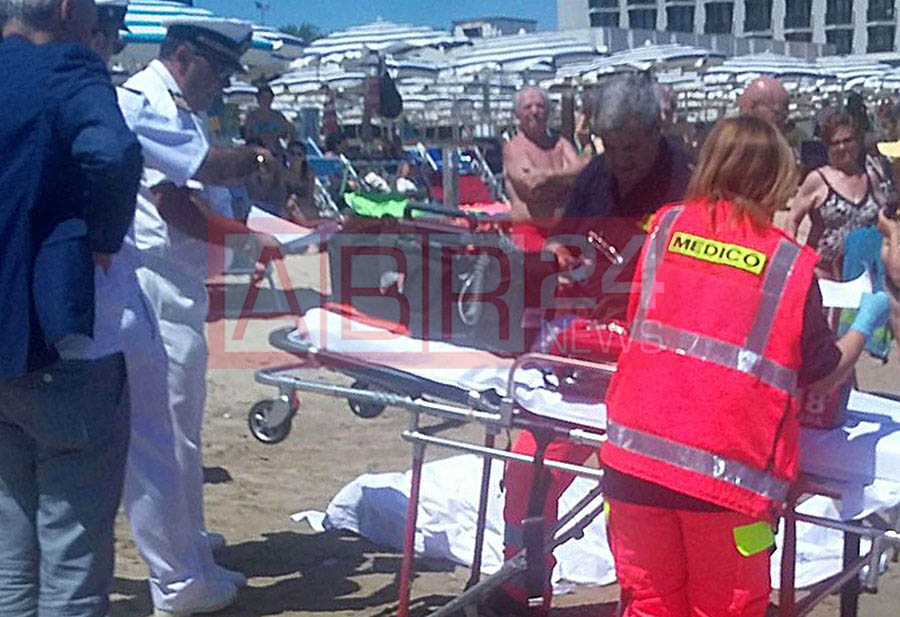 Malore in acqua, anziano turista muore in spiaggia a Montesilvano /FOTO