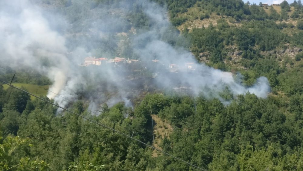 Paura per l’incendio a Crognaleto, fiamme minacciano case /FOTO