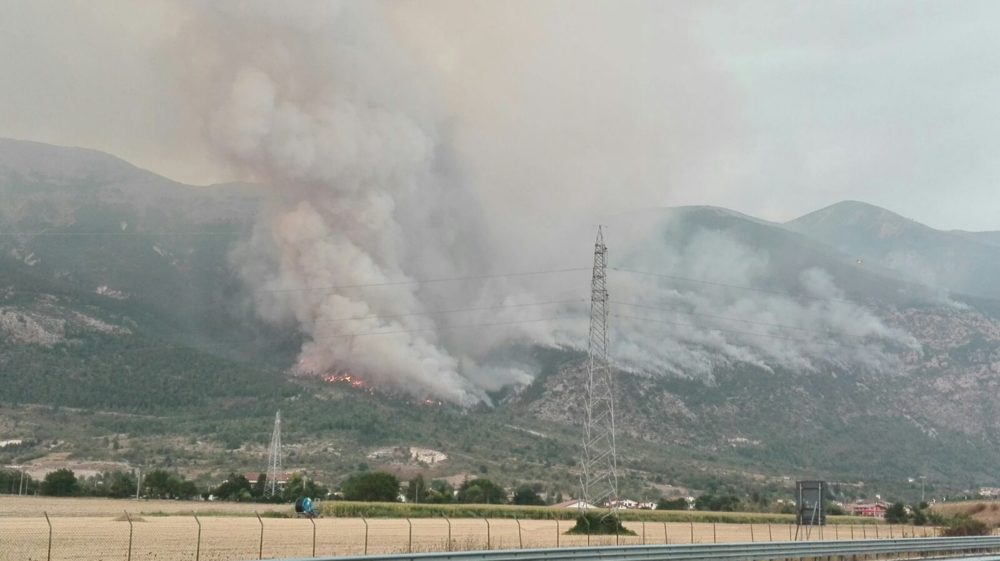 Incendio sul Morrone definitivamente domato, ma resta un presidio dei Vigili del Fuoco