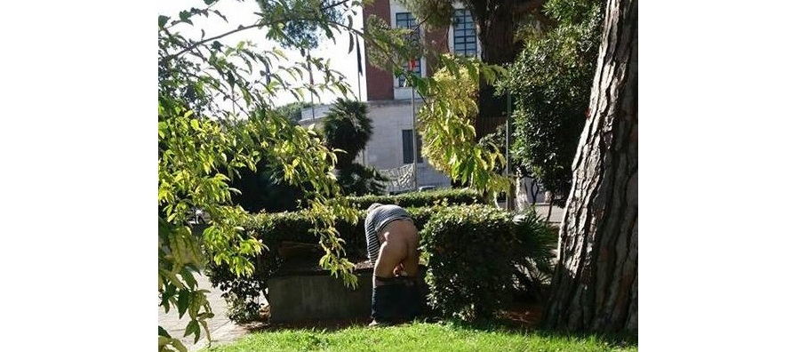 Pescara, si cala i pantaloni e fa i suoi bisogni in pieno giorno davanti al palazzo del Comune /FOTO
