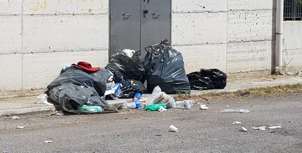 ‘Guerra dei rifiuti’ a San Salvo, opposizione: “Città nel degrado”. Maggioranza: “Siete puerili” /FOTO