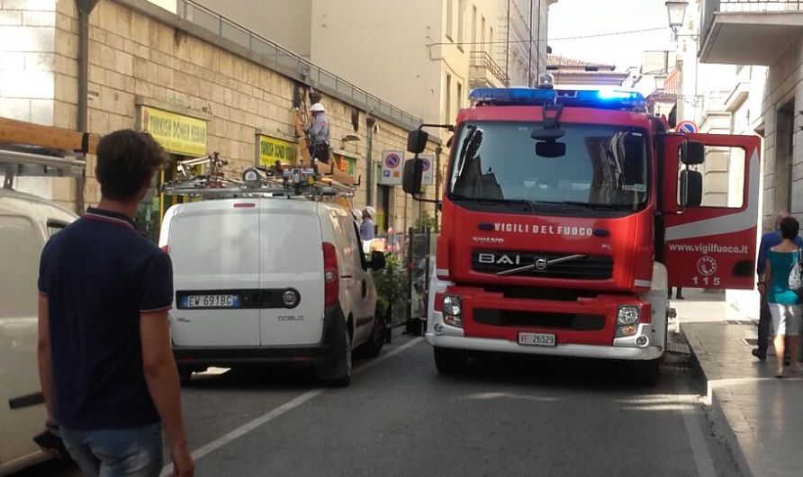 Teramo, paura per l’incendio in via Carducci: chiusi supermercato e kebab /FOTO