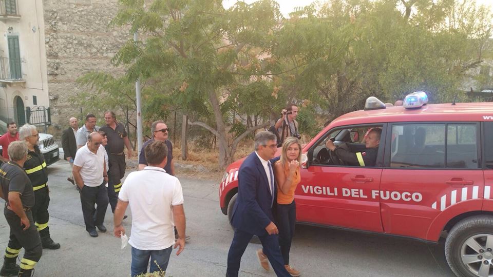 Fuoco sul Morrone, il Comune di Sulmona chiede l’intervento dell’esercito. Sopralluogo di D’Alfonso