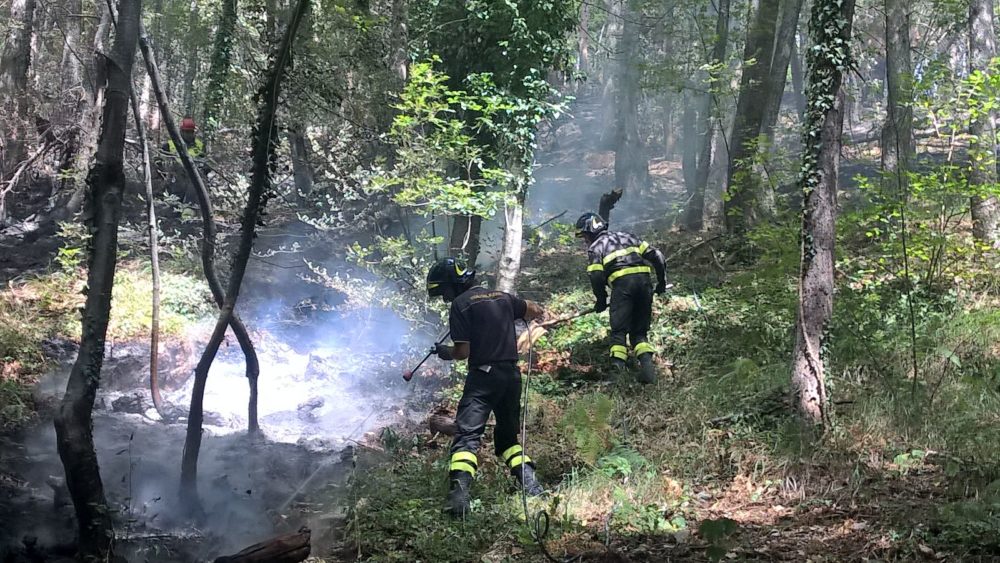 Teramo: ancora focolai a Magnanella. Vasto incendio sulla Bonifica del Tronto