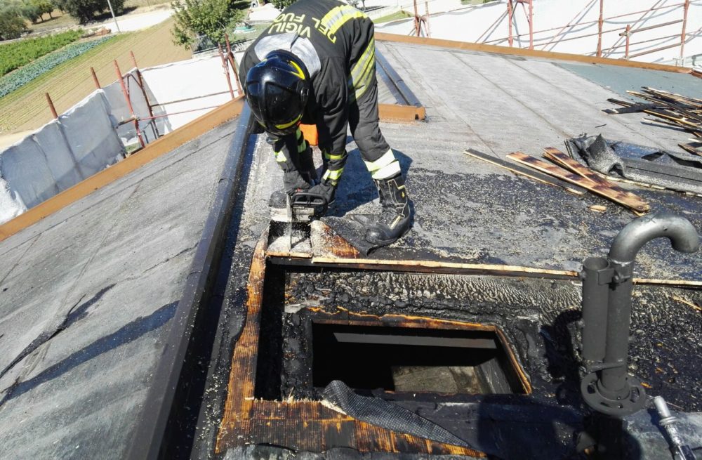 Morro d’Oro, incendio sul tetto di un edificio in costruzione /FOTO