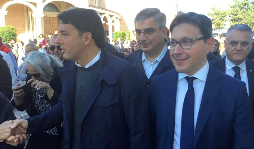 Renzi a Pescara, studenti e sinistra lo contestano: “Con quale faccia si presenta in una scuola?”