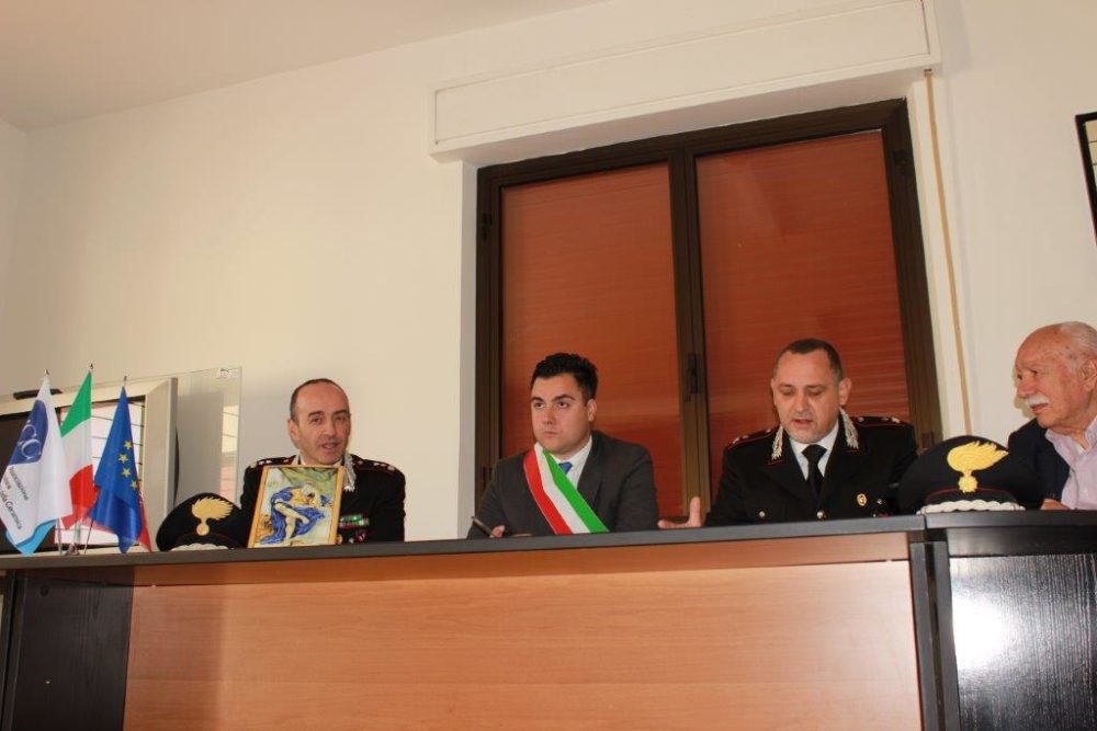 Castelli, riconsegnata al Comune una maiolica del ‘700 rubata quarant’anni fa / FOTO