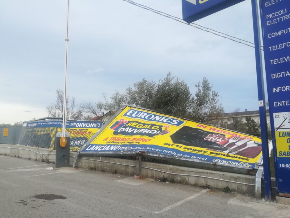 Lanciano e Treglio, alberi caduti e danni per il forte vento: controlli in corso