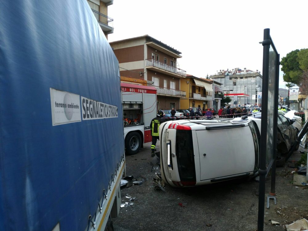 Teramo, autista Team si sente male alla guida del mezzo e travolge le auto in sosta /FOTO