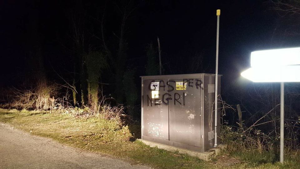 Giorno Memoria, scritte e atti vandalici contro i migranti a Isola del Gran Sasso: “Gas per i negri”