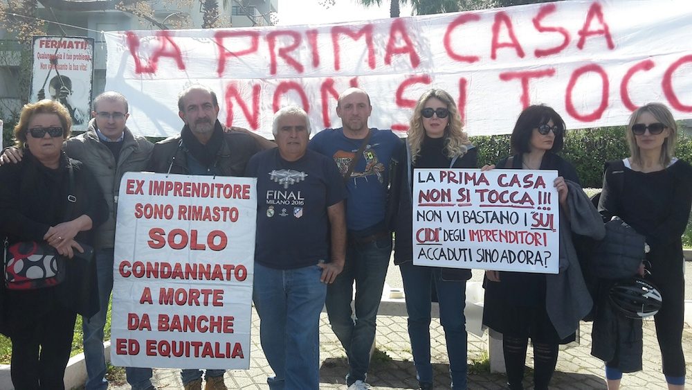 Montesilvano, casa all’asta dopo il fallimento: sit-in di solidarietà a Buttiglione /FOTO