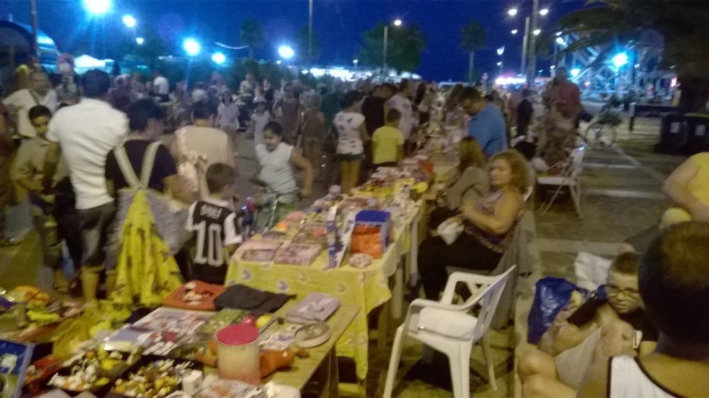 Montesilvano, fiori di carta colorati al “Mercatino dei Bambini”