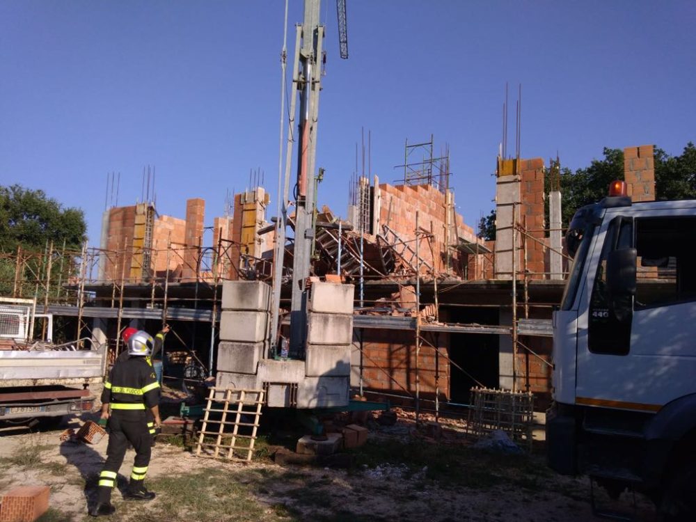 Montesilvano, crolla muro nel cantiere di una casa: due feriti /FOTO