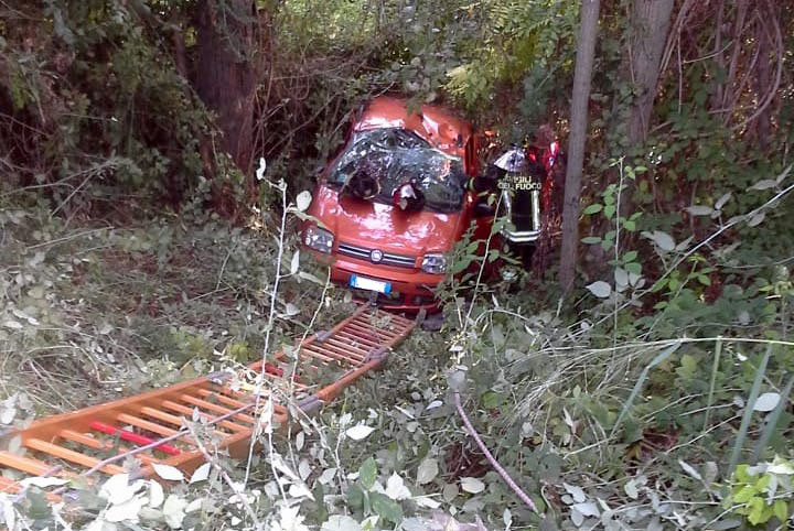 Montesilvano, finisce con l’auto in una scarpata: illesa dopo volo di 15 metri /FOTO