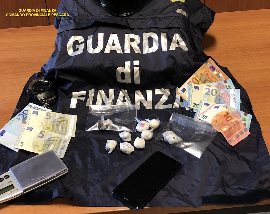 Torre de’ Passeri, sorpreso a spacciare droga: arrestato ospite centro di accoglienza