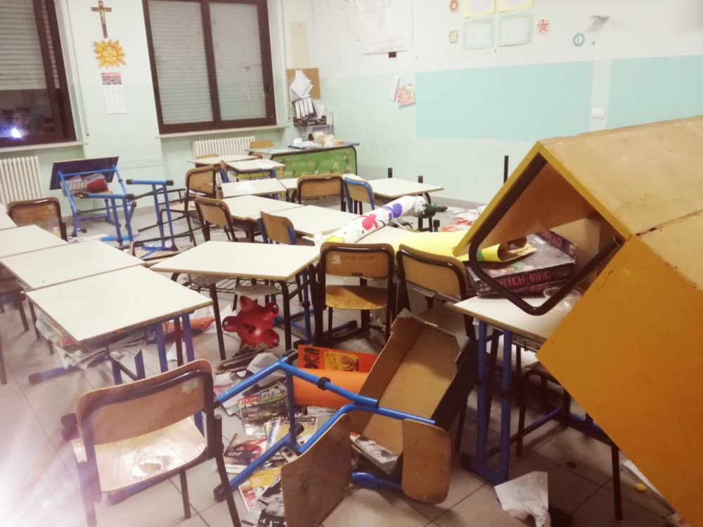 Lanciano, vandali nella scuola elementare di Marcianese /FOTO