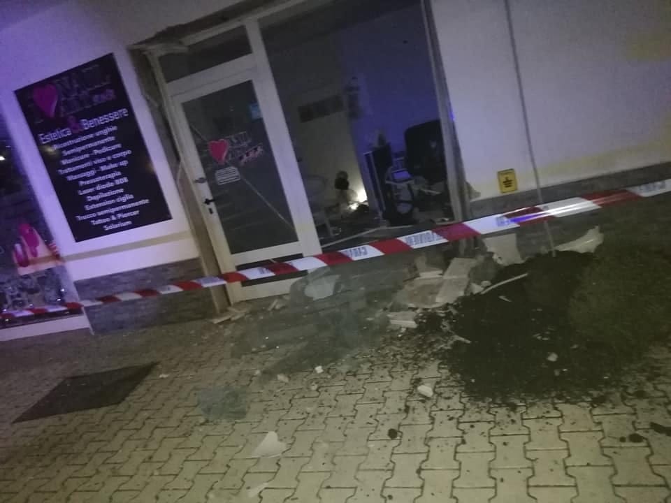 Montesilvano, esplosione davanti a centro estetico: notte di paura in via Vestina /FOTO