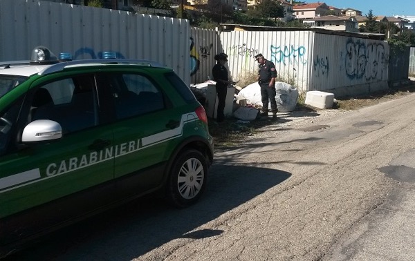 Montesilvano, rifiuti speciali abbandonati vicino al fiume: denunciato artigiano di Collecorvino