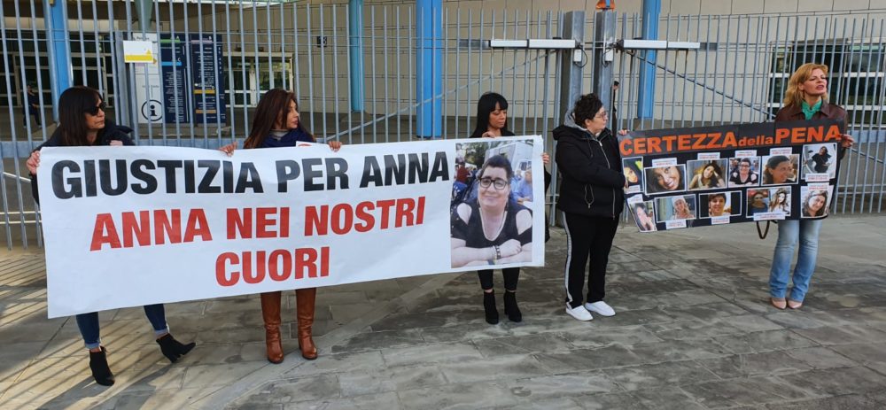 Pescara, al via il processo sulla morte di Anna Carlini. Sit-in davanti al tribunale: “E’ omicidio”
