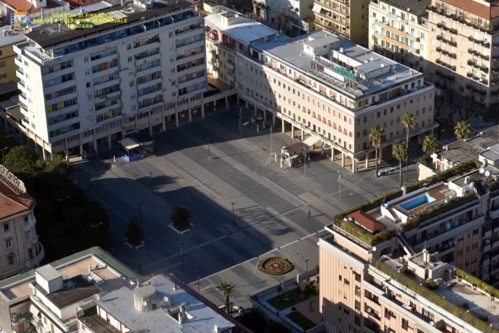 Coronavirus, in Abruzzo piazze e strade deserte: ecco le impressionanti immagini dall’alto /FOTO