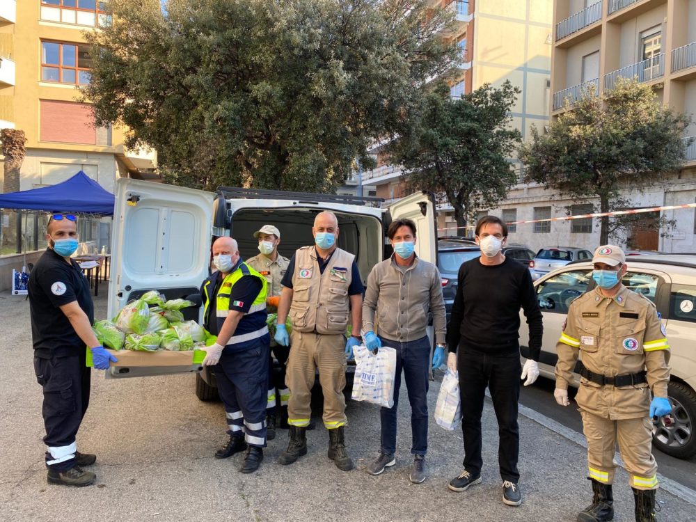 Pescara, la Time Rivestimenti dona alla Protezione civile alimentari e colombe per famiglie in difficoltà