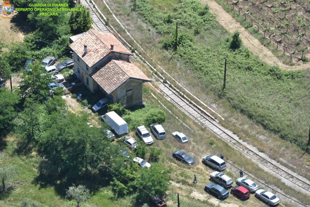 Crecchio, sequestrato deposito all’aperto di auto abbandonate: denunciata una persona