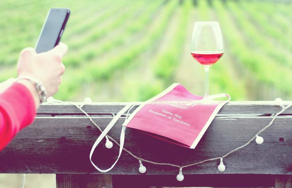 Abruzzo, torna l’appuntamento con Cantine Aperte: visite guidate sui social e degustazioni online