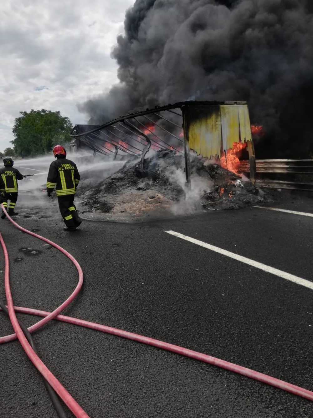 Martinsicuro, tir a fuoco sulla A/14. Chiuso il tratto tra le uscite di San Benedetto e Val Vibrata