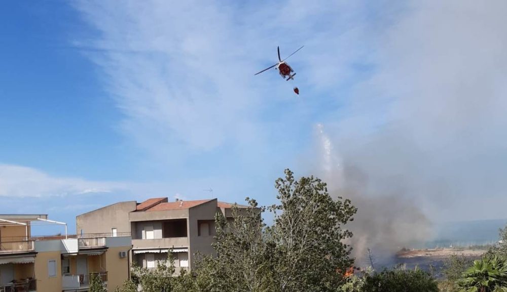 Incendio alle dune di Vasto, vigili del fuoco in azione