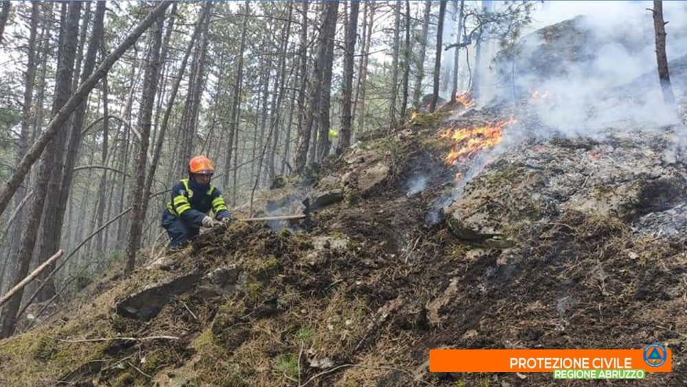 L’Aquila: la pioggia aiuta a domare le fiamme. Si lavora alla bonifica