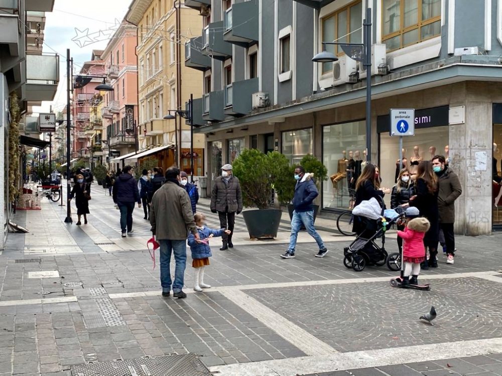 Vigilia di Natale “blindata” in Abruzzo: imponenti i controlli, ma tanta gente in giro