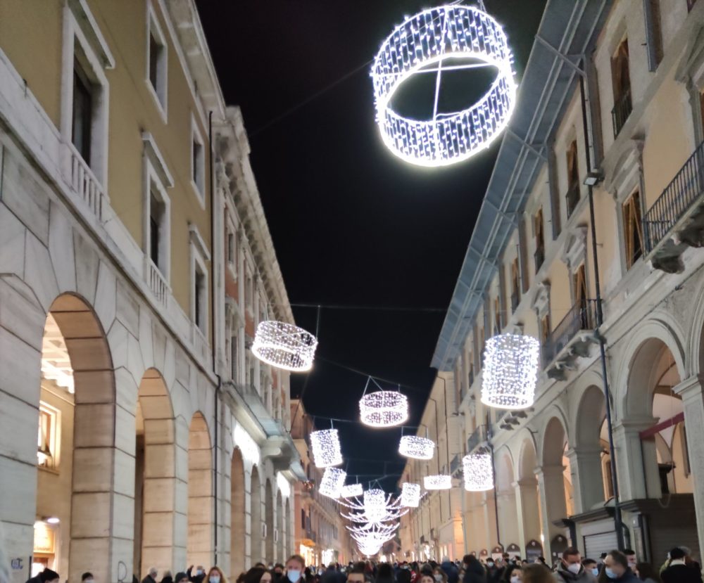 Teramo, accese le luminarie di Natale. Il sindaco: “Sono le luci della speranza”