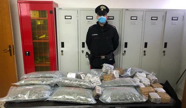 Alba Adriatica, viaggiavano con 26 chili di droga nell’auto: arrestate due persone