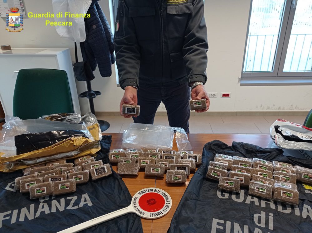 Pescara: sei chili di droga dalla Spagna, arrestato