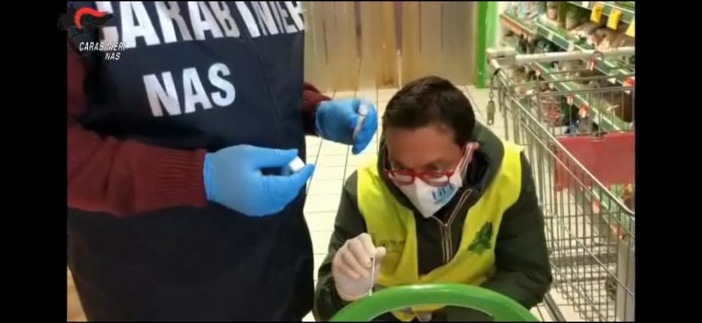Covid, blitz dei Nas nei supermercati di tutto l’Abruzzo: eseguiti tamponi sulle superfici